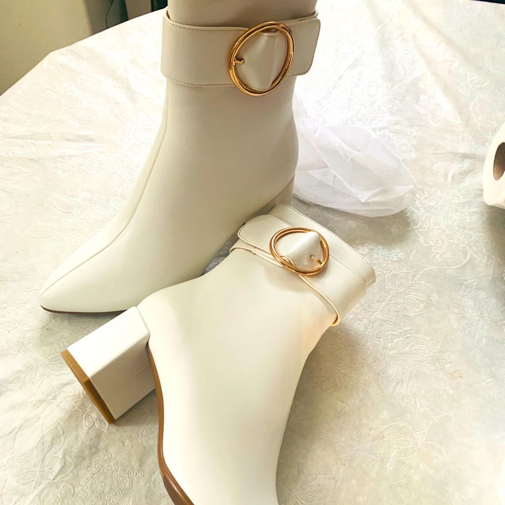 IDIFU Women’s Pointed Toe white Heel Ankle Boots。